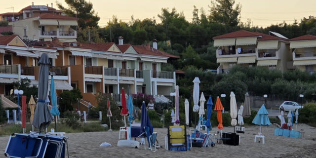Χαλκιδική: “Ανακατάληψη” στην παραλία της Γερακινής – “Μας πήραν τις ομπρέλες και βάλαμε άλλες”