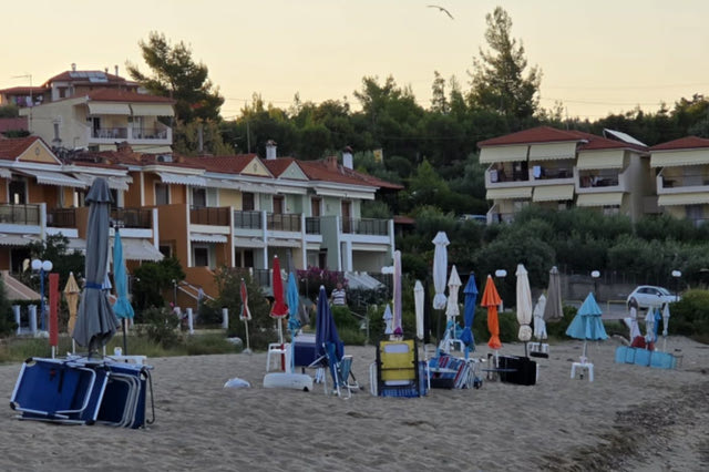 Χαλκιδική: “Ανακατάληψη” στην παραλία της Γερακινής – “Μας πήραν τις ομπρέλες και βάλαμε άλλες”