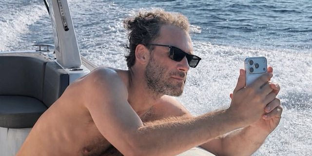 Αντίνοος Αλμπάνης: Η καλοκαιρινή “καλημέρα” από την Αντίπαρο