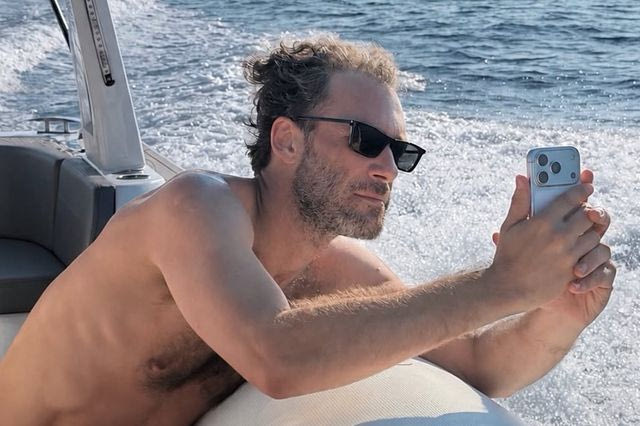 Αντίνοος Αλμπάνης: Η καλοκαιρινή “καλημέρα” από την Αντίπαρο
