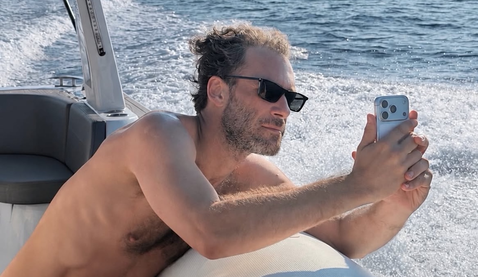 Αντίνοος Αλμπάνης: Η καλοκαιρινή “καλημέρα” από την Αντίπαρο