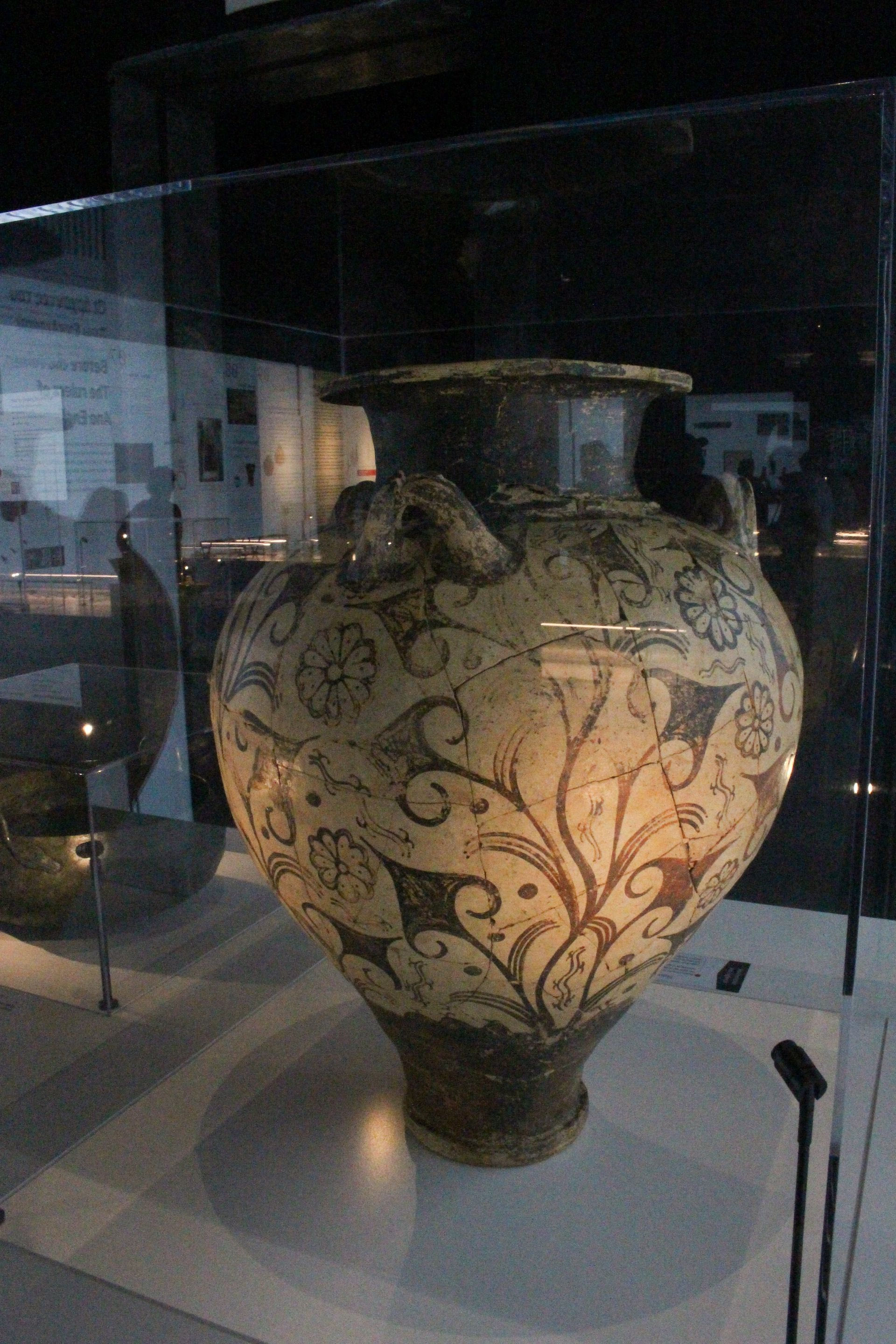 ΜΧ 1586. Μεγάλος τρίωτος πιθαμφορέας με διακόσμηση φύλλων κισσού και ρόδακες