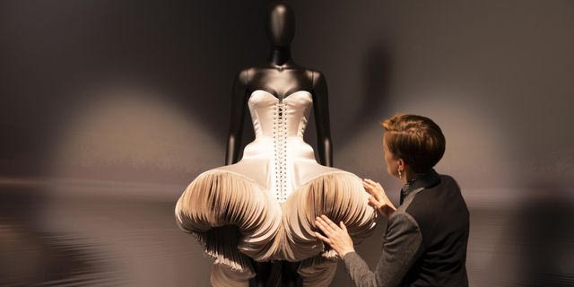 Elsa Schiaparelli: Η μεγάλη κυρία του σουρεαλισμού στη μόδα