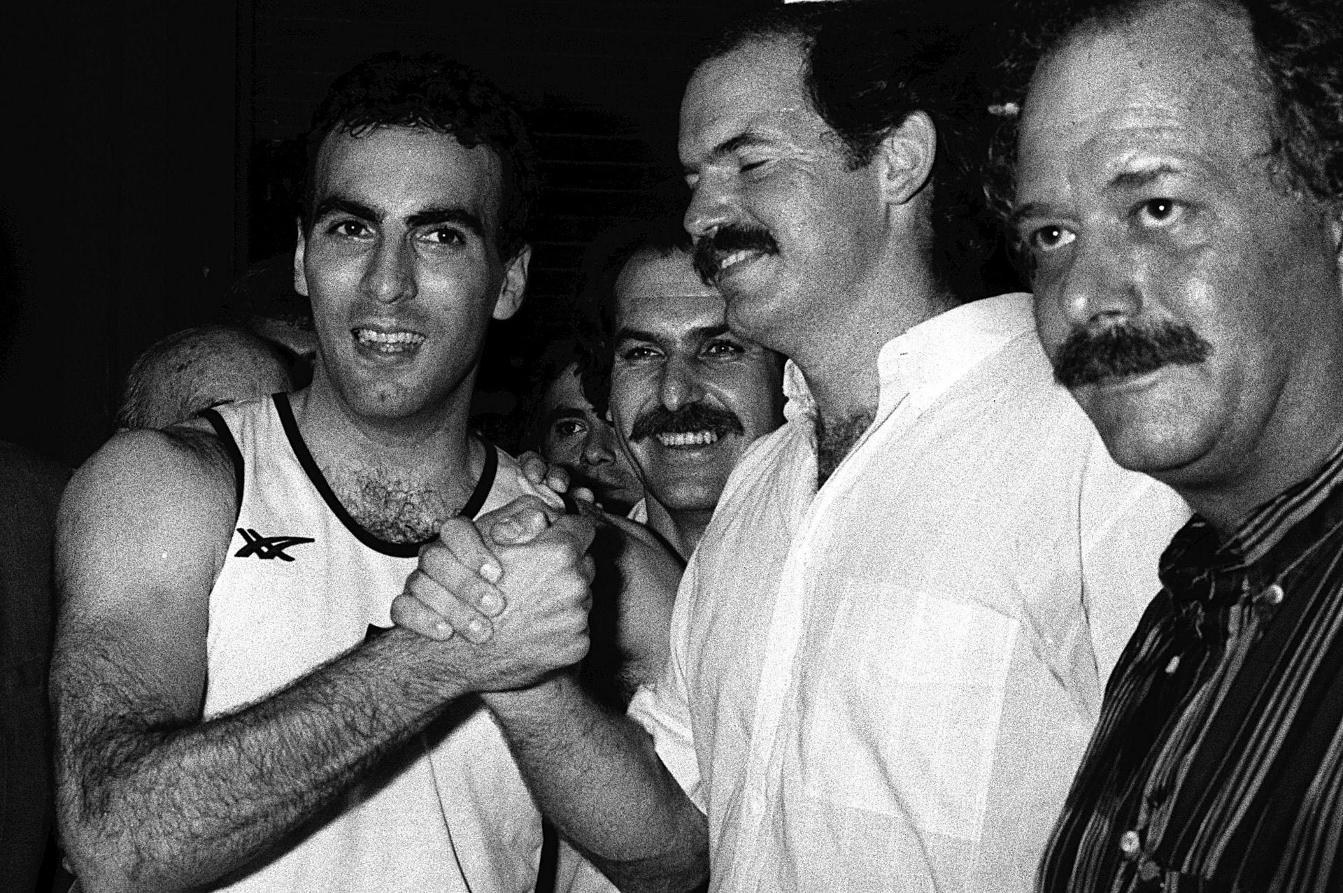 Ο Γιώργος Παπανδρέου στον μεγάλο τελικό. Τη χρονιά εκείνη ο γιος του Ανδρέα και μετέπειτα πρωθυπουργός, ήταν υφυπουργός Πολιτισμού της κυβέρνησης