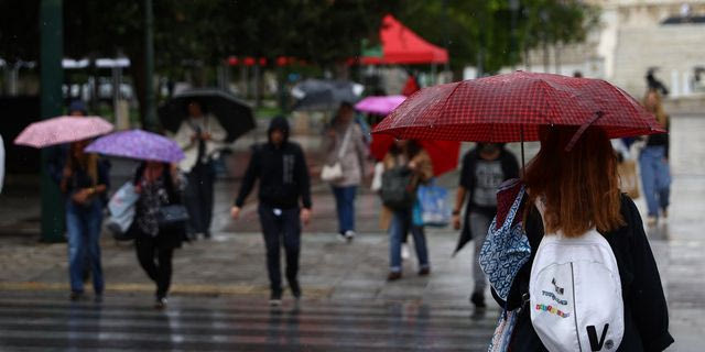 Σαββατοκύριακο με βροχές και καταιγίδες – Πώς θα εξελιχθούν τα φαινόμενα