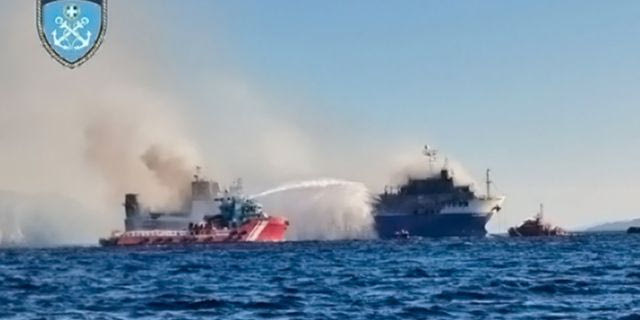 Blue Carrier 2: Νέες συγκλονιστικές εικόνες από το φλεγόμενο πλοίο – Μεγάλη μάχη για την κατάσβεση