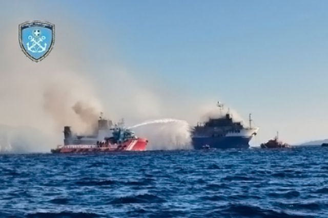 Blue Carrier 2: Νέες συγκλονιστικές εικόνες από το φλεγόμενο πλοίο – Μεγάλη μάχη για την κατάσβεση