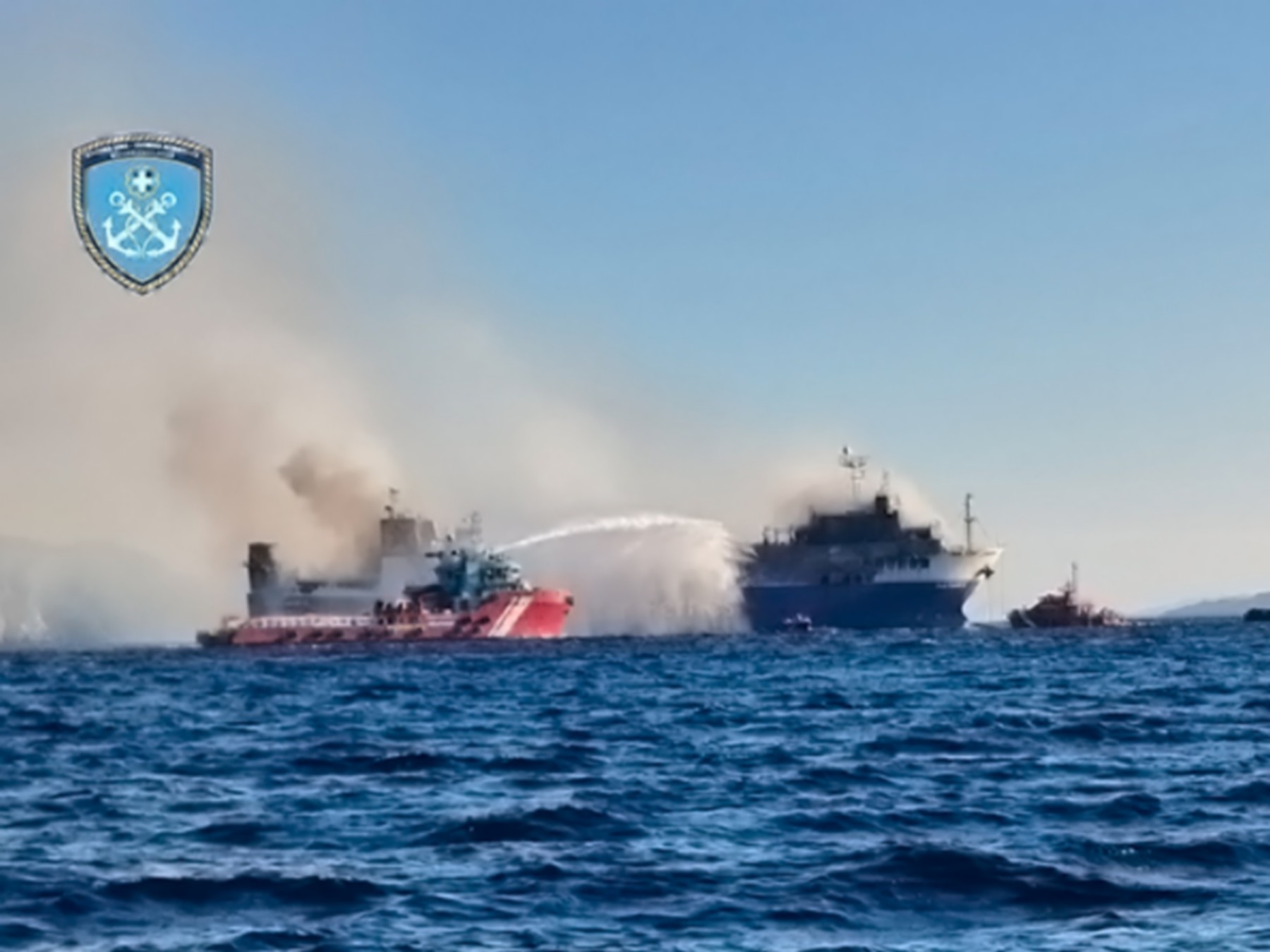 Blue Carrier 2: Νέες συγκλονιστικές εικόνες από το φλεγόμενο πλοίο – Μεγάλη μάχη για την κατάσβεση