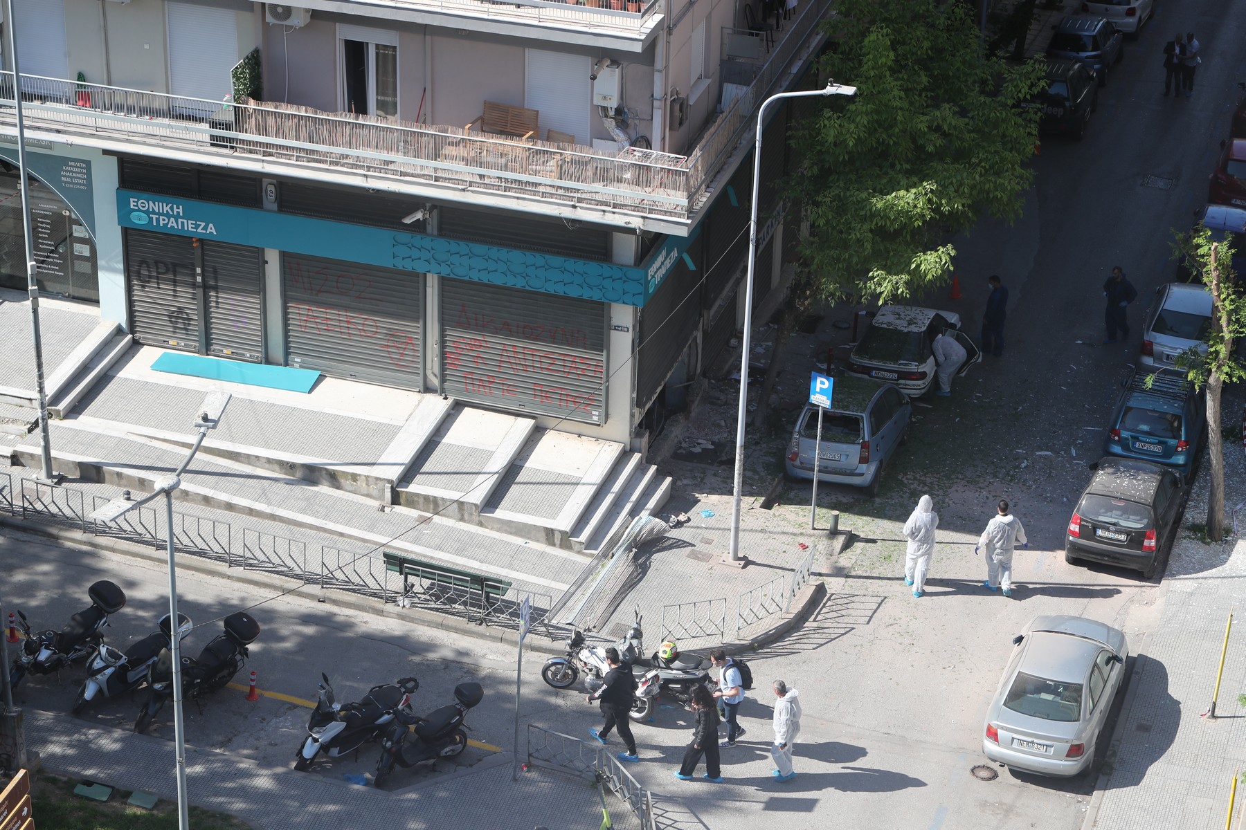 Θεσσαλονίκη: Στο εδώλιο τρεις για τη φονική έκρηξη σε τράπεζα – ”Στόχος ήταν τα ΑΤΜ και τα λεφτά”