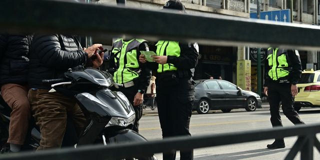 Καισαριανή: Οδηγός συνεπλάκη με τροχονόμους που το βεβαίωσαν παράβαση