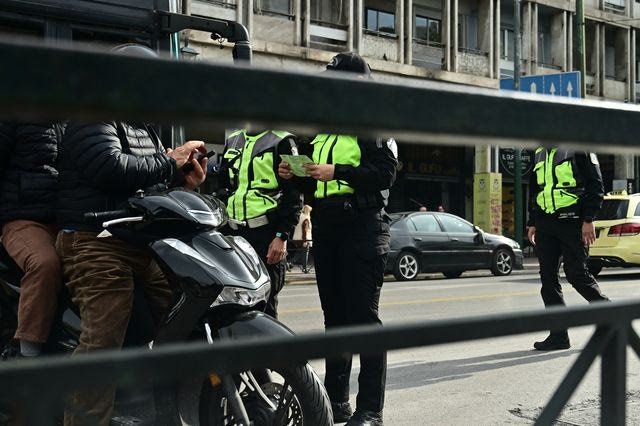 Καισαριανή: Οδηγός συνεπλάκη με τροχονόμους που το βεβαίωσαν παράβαση