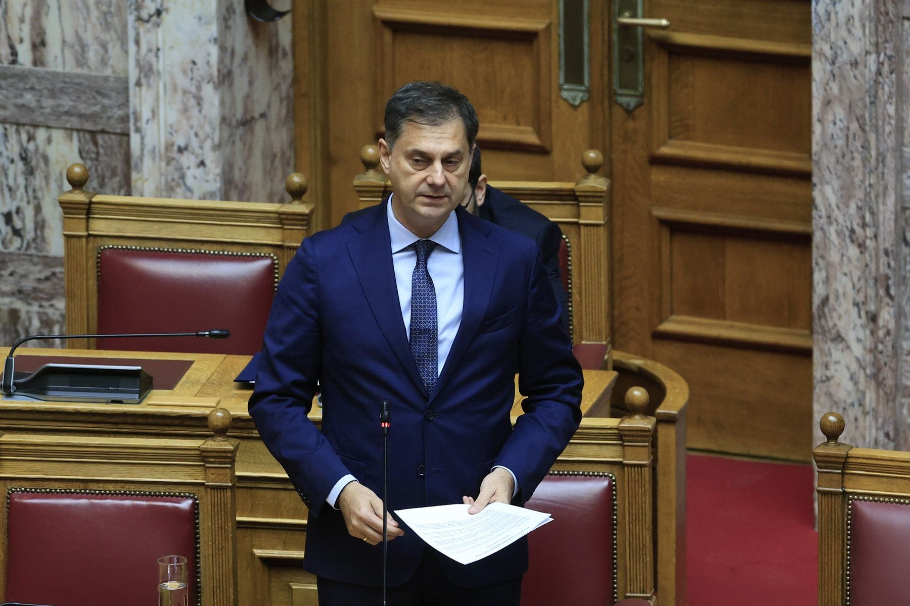 Τα μαζεύει ο Θεοχάρης μετά τις σφοδρές αντιδράσεις περί 