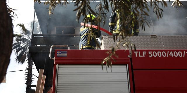 Φωτιά σε υπόγειο διαμέρισμα στο Παγκράτι – Εκκένωση πολυκατοικίας, ακούστηκε ήχος ”έκρηξης”