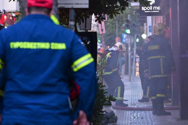 Φωτιά σε κατάστημα εστίασης στο Αιγάλεω – Επιχειρούν 18 πυροσβέστες