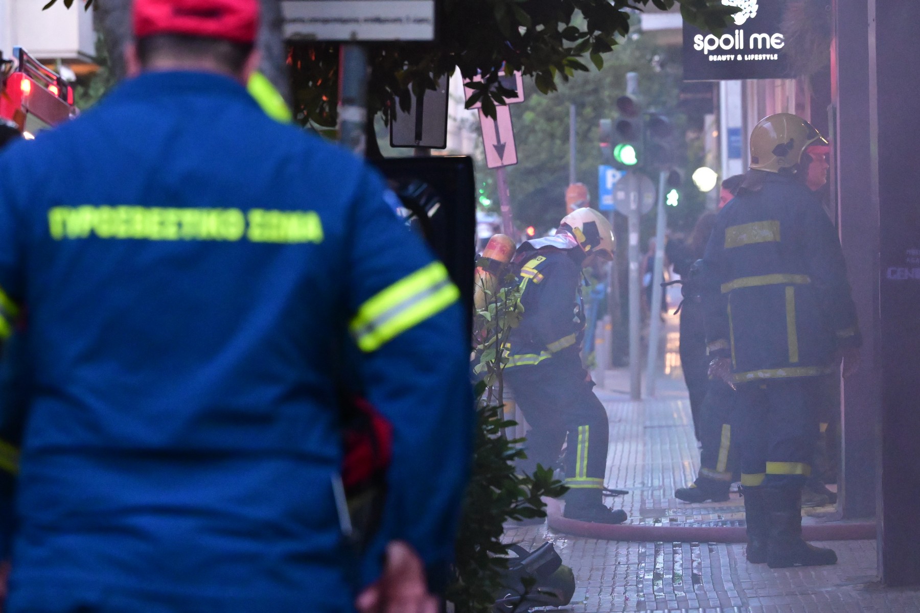 Φωτιά σε κατάστημα εστίασης στο Αιγάλεω – Επιχειρούν 18 πυροσβέστες