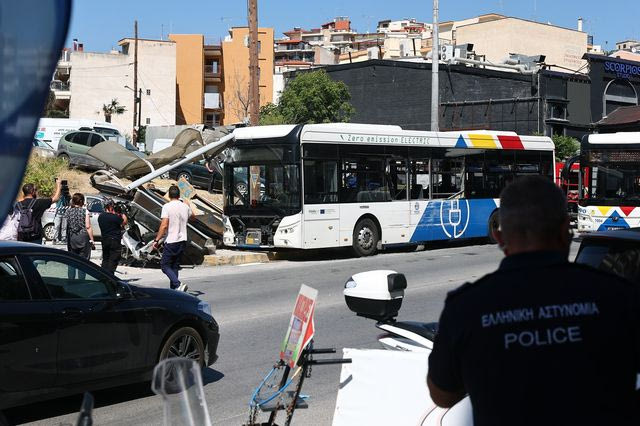 Θεσσαλονίκη -Τροχαίο στη Νεάπολη: Χειρουργήθηκε 21χρονη, εξιτήριο για τις δύο