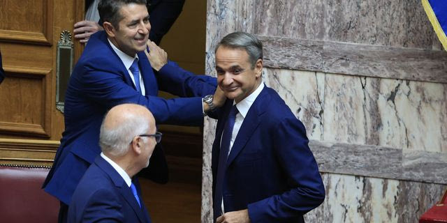 Επιστροφή Μυλωνάκη στη Βουλή μετά την περιπέτεια υγείας – Το καλωσόρισμα Μητσοτάκη: ”Σιδερένιος”