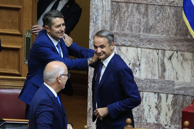 Επιστροφή Μυλωνάκη στη Βουλή μετά την περιπέτεια υγείας – Το καλωσόρισμα Μητσοτάκη: ”Σιδερένιος”