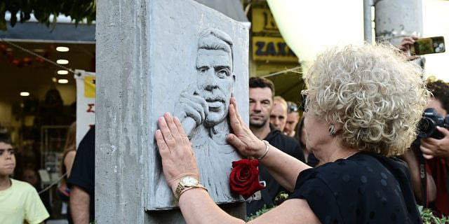 Η Μάγδα Φύσσα στο μνημείο του γιου της στο Κερατσίνι