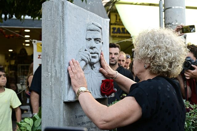 Η Μάγδα Φύσσα στο μνημείο του γιου της στο Κερατσίνι