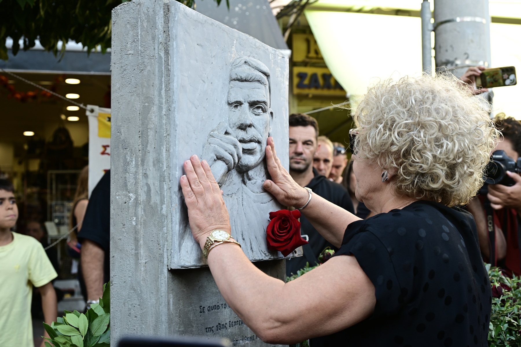Η Μάγδα Φύσσα στο μνημείο του γιου της στο Κερατσίνι