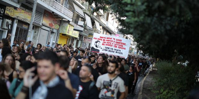 “Ούτε στην Αθήνα, ούτε πουθενά” – Μαζική η αντιφασιστική πορεία για τη δολοφονία Φύσσα