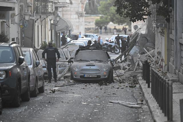 Έκρηξη στην Πλάκα: “Σηκώθηκε το αυτοκίνητο στον αέρα” – Τι λέει ο οδηγός που περνούσε από το σημείο