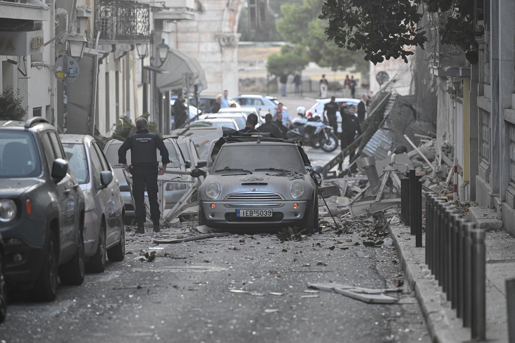 Έκρηξη στην Πλάκα: “Σηκώθηκε το αυτοκίνητο στον αέρα” – Τι λέει ο οδηγός που περνούσε από το σημείο