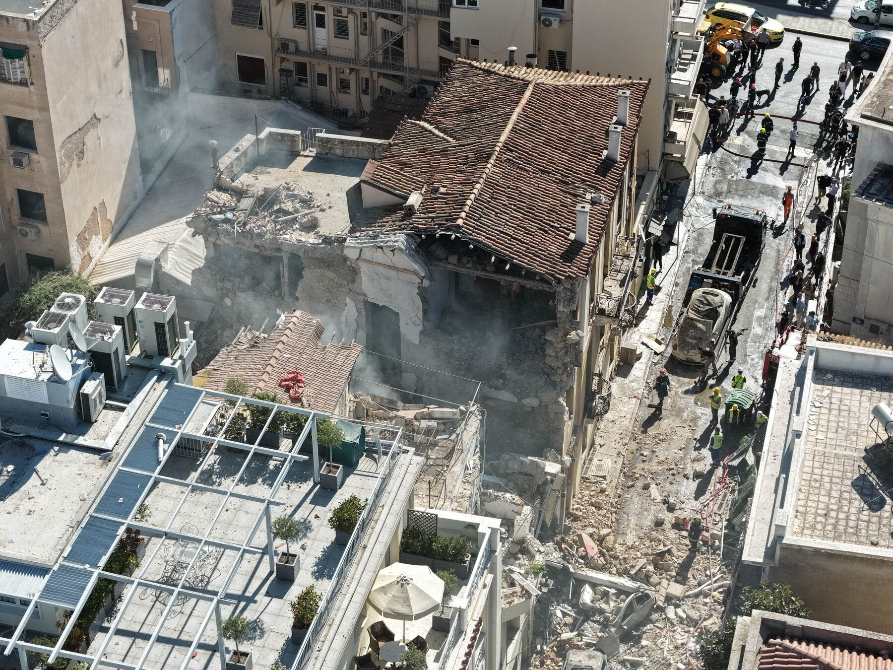 Έκρηξη στην Πλάκα: Στους έξι οι αγνοούμενοι - Καμία ένδειξη ζωής στα συντρίμμια