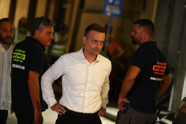 Δούκας για Πλάκα: “Τρομακτική η έκρηξη – Θα είμαστε όλη τη νύχτα εδώ”
