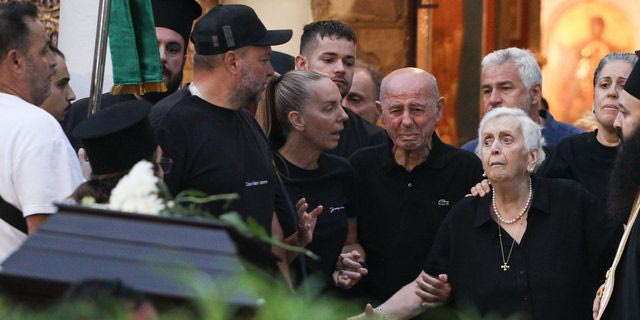 Γιώργος Μαζωνάκης: Συντετριμμένη η οικογένεια κατά την άφιξη της σορού του