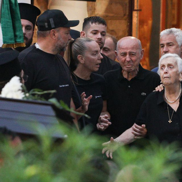 Γιώργος Μαζωνάκης: Συντετριμμένη η οικογένεια κατά την άφιξη της σορού του