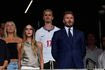 Ο David Beckham και η Victoria με την κόρη και τον γιο τους στο ματς της Αγγλίας με τη Νορβηγία στο πρόσφατο Μουντιάλ.