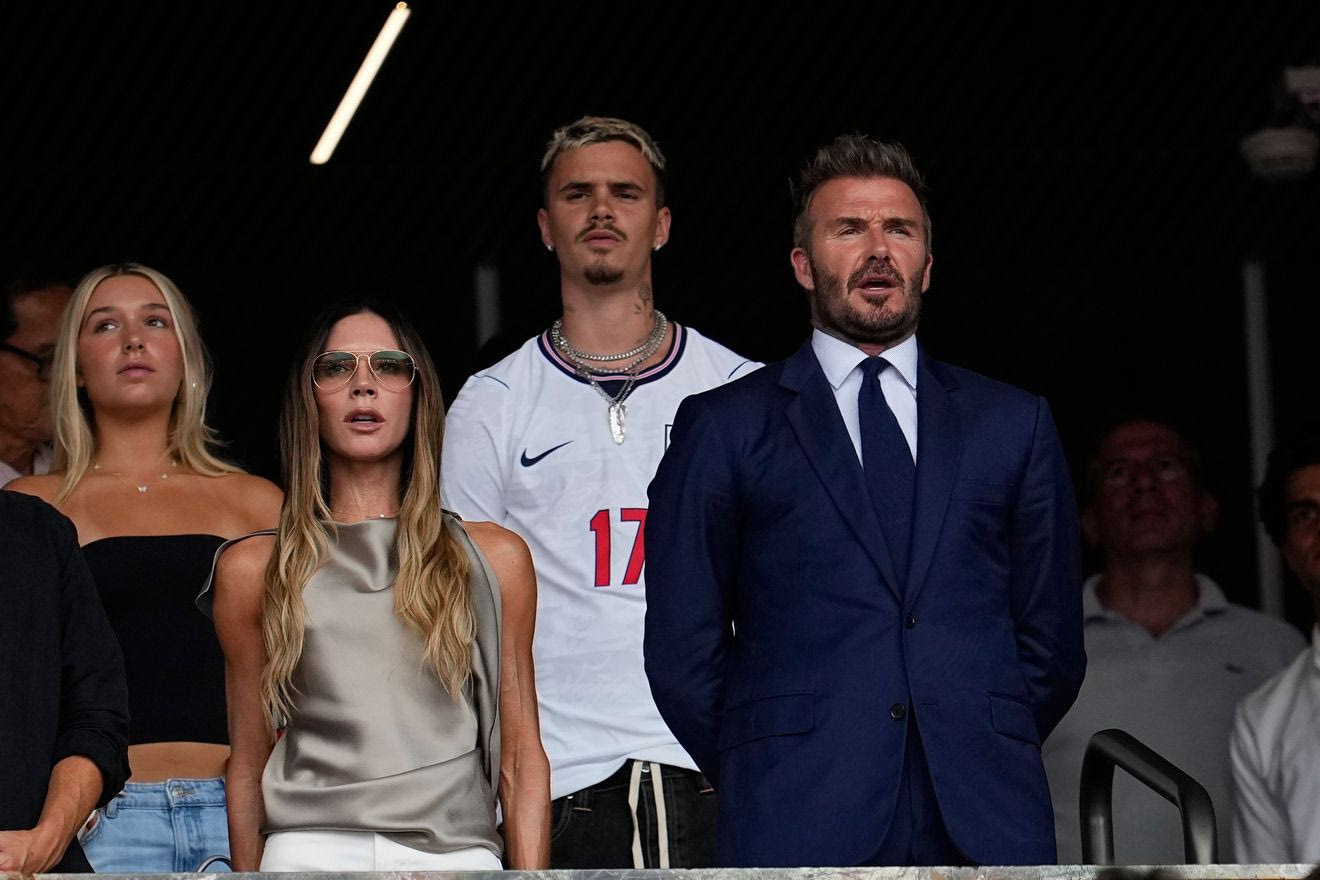 Ο David Beckham και η Victoria με την κόρη και τον γιο τους στο ματς της Αγγλίας με τη Νορβηγία στο πρόσφατο Μουντιάλ.