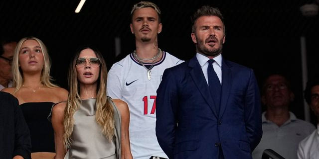 Ο David Beckham και η Victoria με την κόρη και τον γιο τους στο ματς της Αγγλίας με τη Νορβηγία στο πρόσφατο Μουντιάλ.