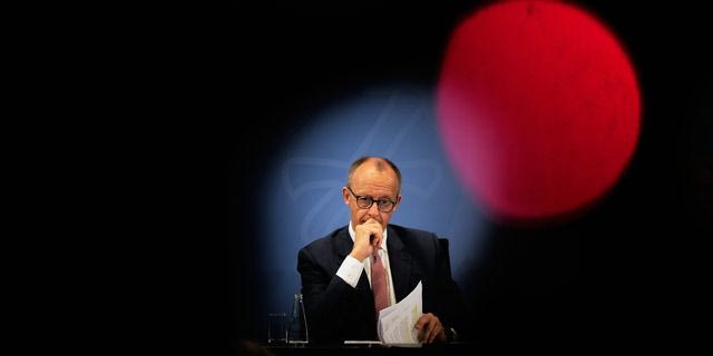 Σε σοκ ο Μερτς – Δεν έχει πειστικές απαντήσεις, καθώς η ακροδεξιά τον “πολιορκεί”