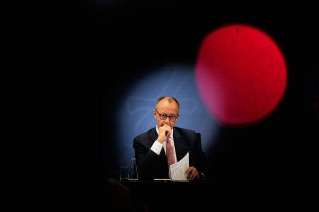 Σε σοκ ο Μερτς – Δεν έχει πειστικές απαντήσεις, καθώς η ακροδεξιά τον “πολιορκεί”