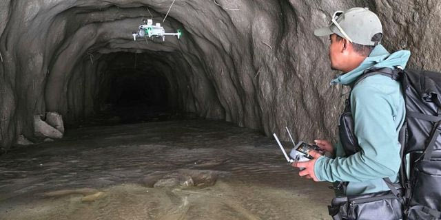 Drones “χτενίζουν” τις λάσπες για εγκλωβισμένους εργαζόμενους