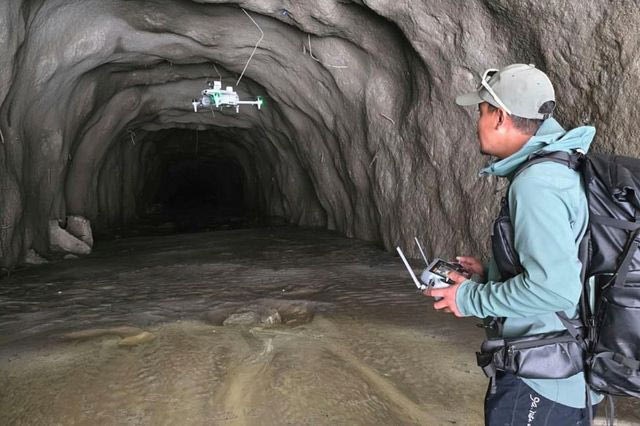 Νεπάλ: Drones “χτενίζουν” τις λάσπες για εγκλωβισμένους εργαζόμενους
