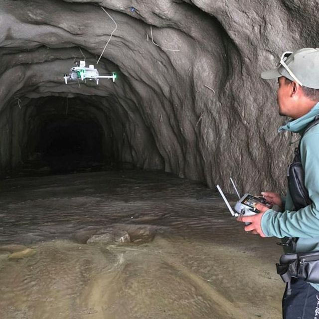 Drones “χτενίζουν” τις λάσπες για εγκλωβισμένους εργαζόμενους