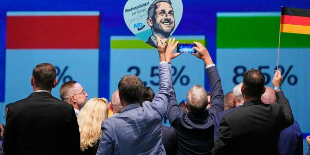 Μέλη του AfD με πλακάτ του Ulrich Siegmund
