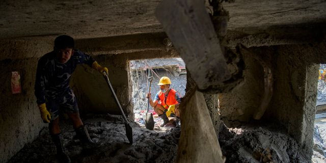 Νεπάλ: Εννέα ημέρες παγιδευμένοι σε ένα σκοτεινό τούνελ – Η απίστευτη ιστορία επιβίωσης δύο εργατών
