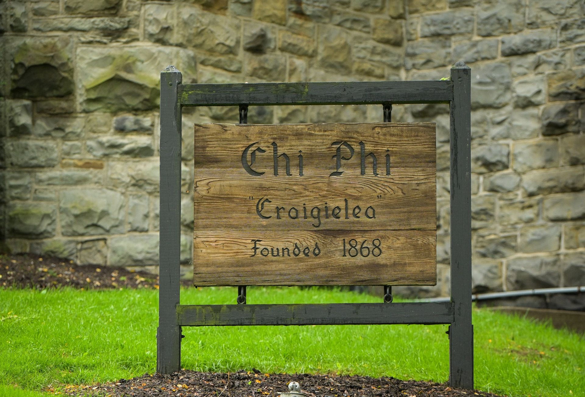 Η Chi Phi αδερφότητα στο Campus του Cornell