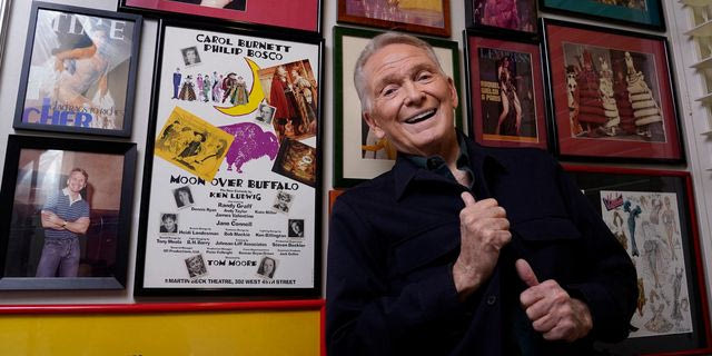 Πέθανε ο Bob Mackie, που καθόρισε το στυλ των ’70s και έντυσε τη Cher και τη Madonna
