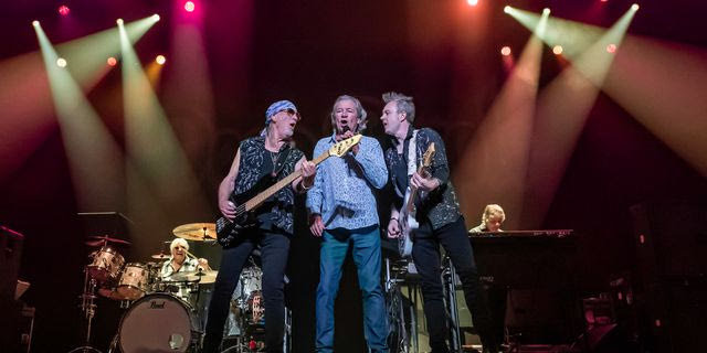 Deep Purple: Η μπάντα που καθόρισε τον σκληρό ήχο και το “Smoke on the Water”