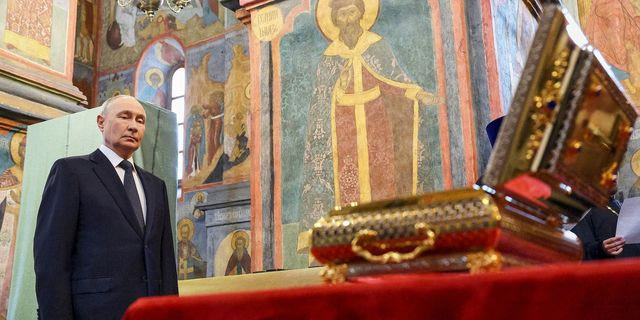 Γιατί η Ρωσία στέλνει στο μέτωπο του πολέμου… νεκρούς πρίγκιπες και αγίους