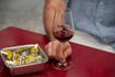 Το πιο μικρό (;) wine bar του κόσμου μόλις άνοιξε στο Παγκράτι