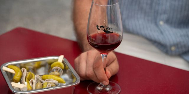 Το πιο μικρό (;) wine bar του κόσμου μόλις άνοιξε στο Παγκράτι