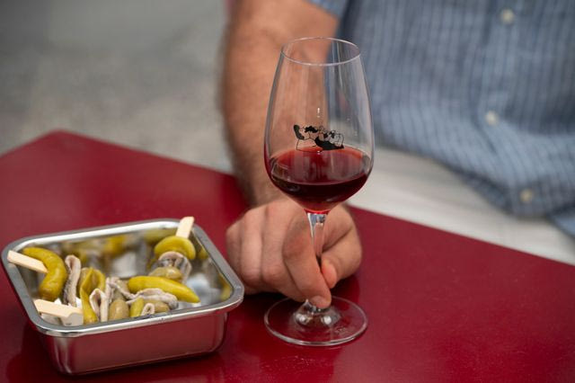 Το πιο μικρό (;) wine bar του κόσμου μόλις άνοιξε στο Παγκράτι