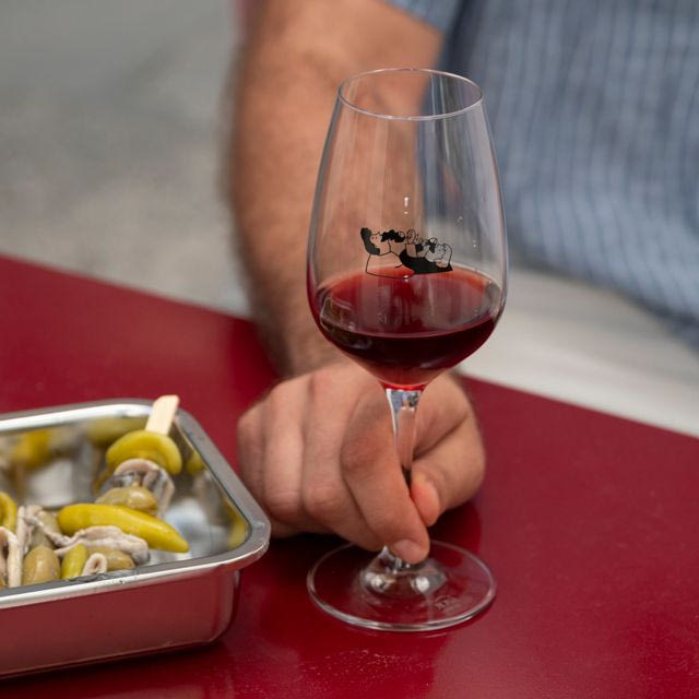 Το πιο μικρό (;) wine bar του κόσμου μόλις άνοιξε στο Παγκράτι